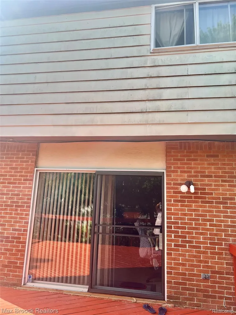 21180 Glenmorra Street Southfield City MI 48076