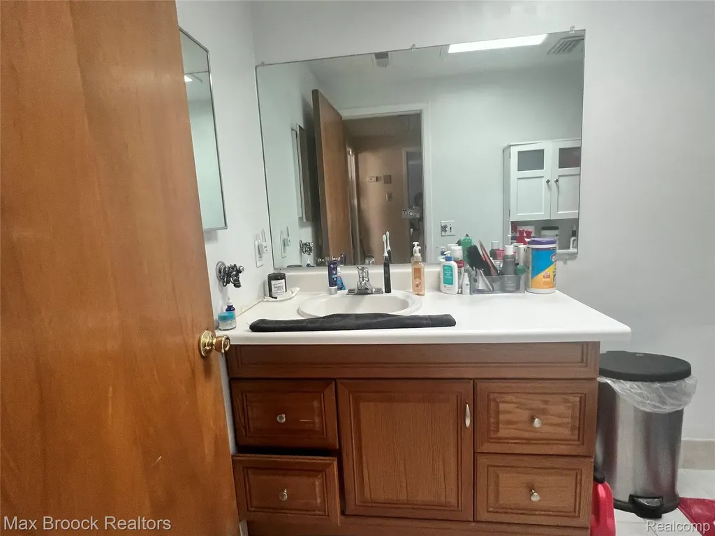 21180 Glenmorra Street Southfield City MI 48076