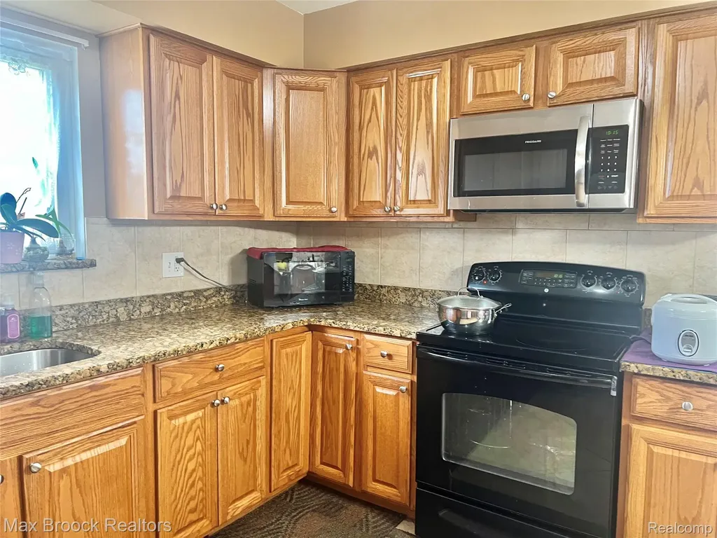 21180 Glenmorra Street Southfield City MI 48076