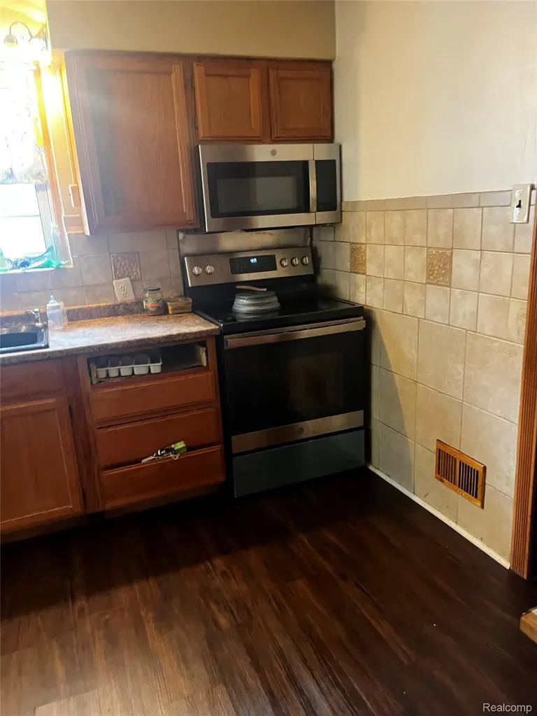 18684 Greenlawn Street NW Detroit City MI 48221