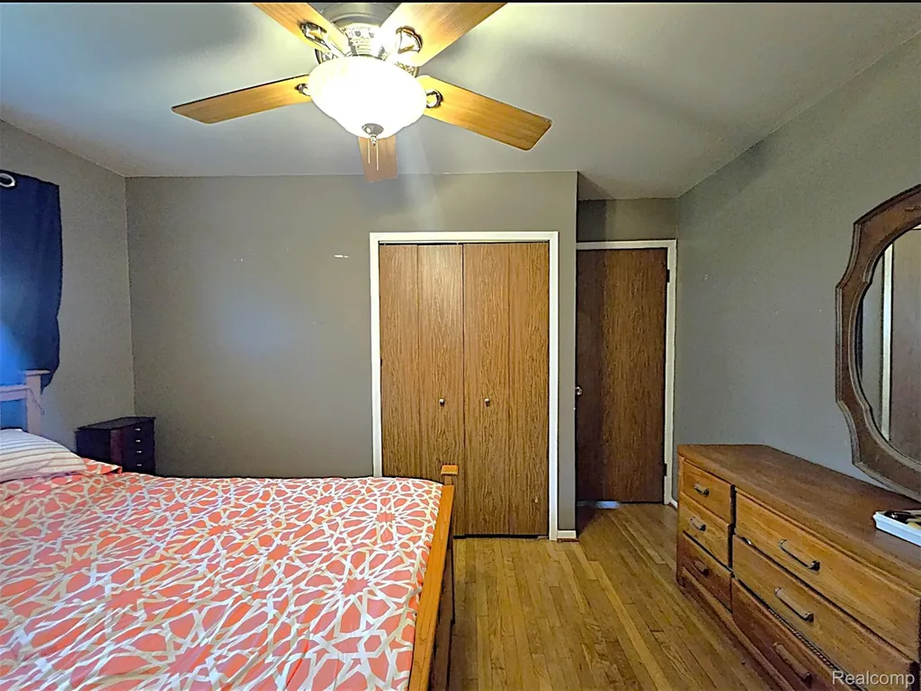 29012 James Drive Warren City MI 48092