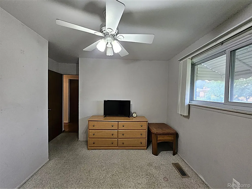 29012 James Drive Warren City MI 48092