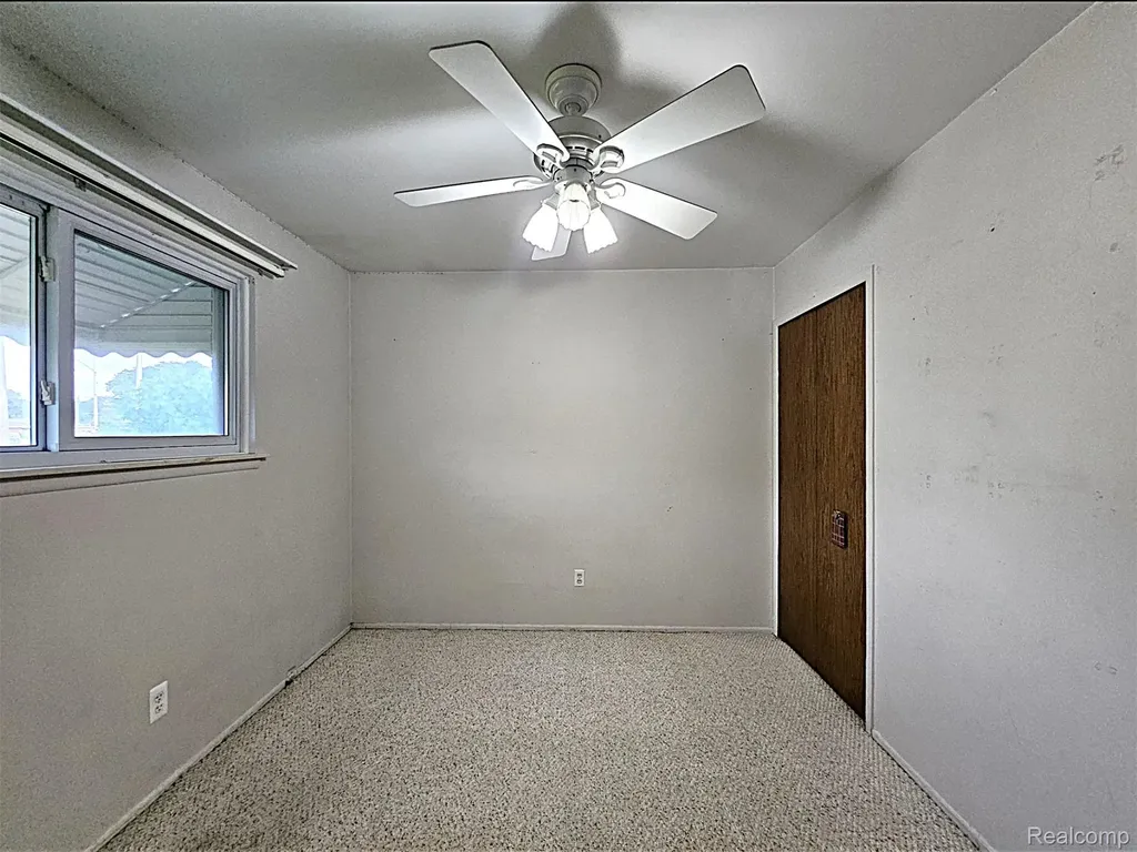 29012 James Drive Warren City MI 48092