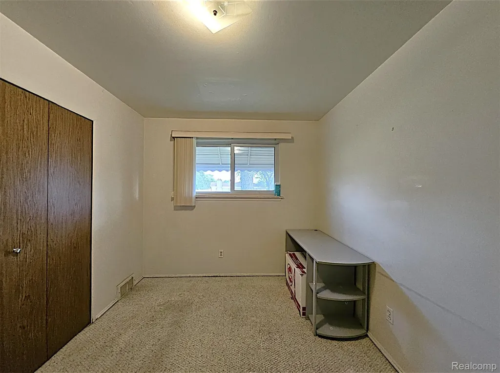 29012 James Drive Warren City MI 48092