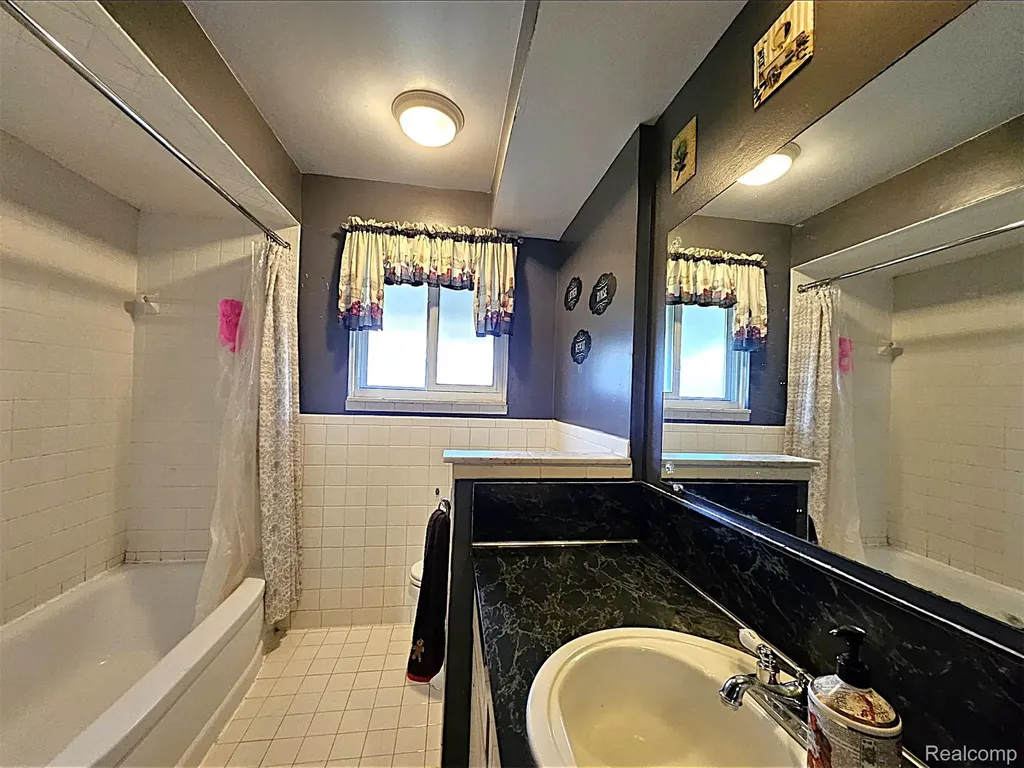 29012 James Drive Warren City MI 48092
