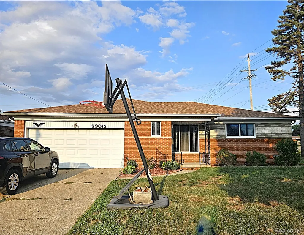 29012 James Drive Warren City MI 48092