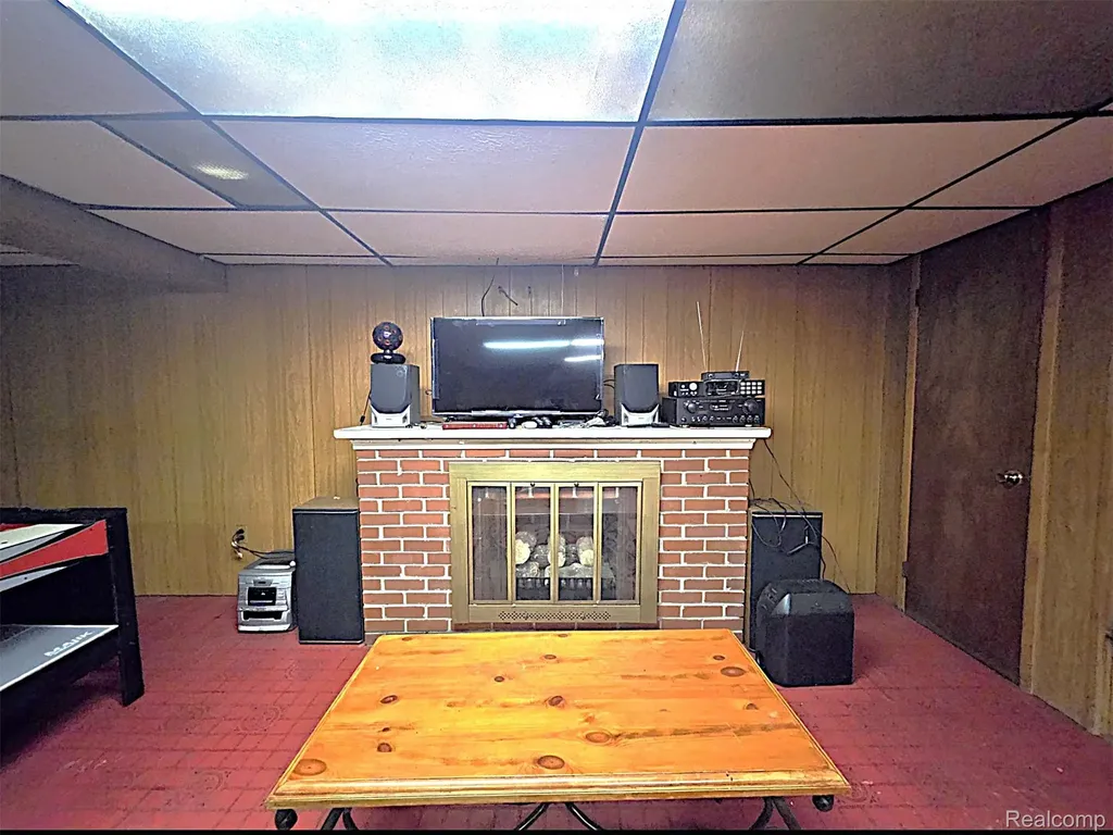 29012 James Drive Warren City MI 48092
