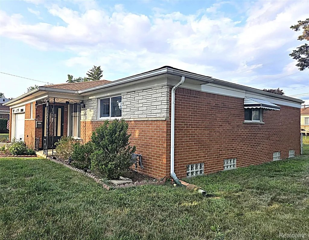 29012 James Drive Warren City MI 48092
