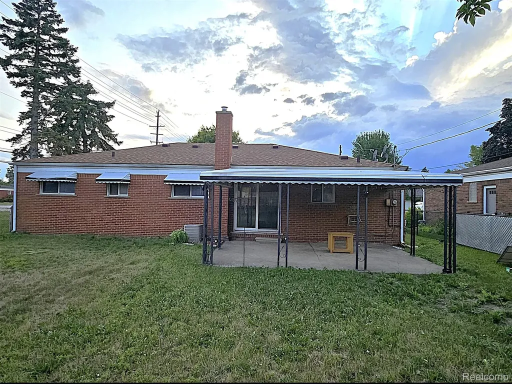 29012 James Drive Warren City MI 48092
