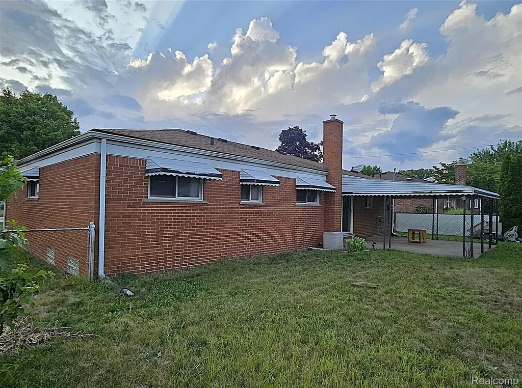 29012 James Drive Warren City MI 48092