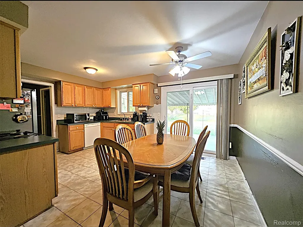 29012 James Drive Warren City MI 48092