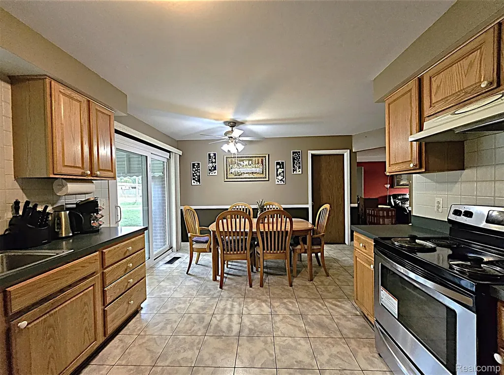 29012 James Drive Warren City MI 48092