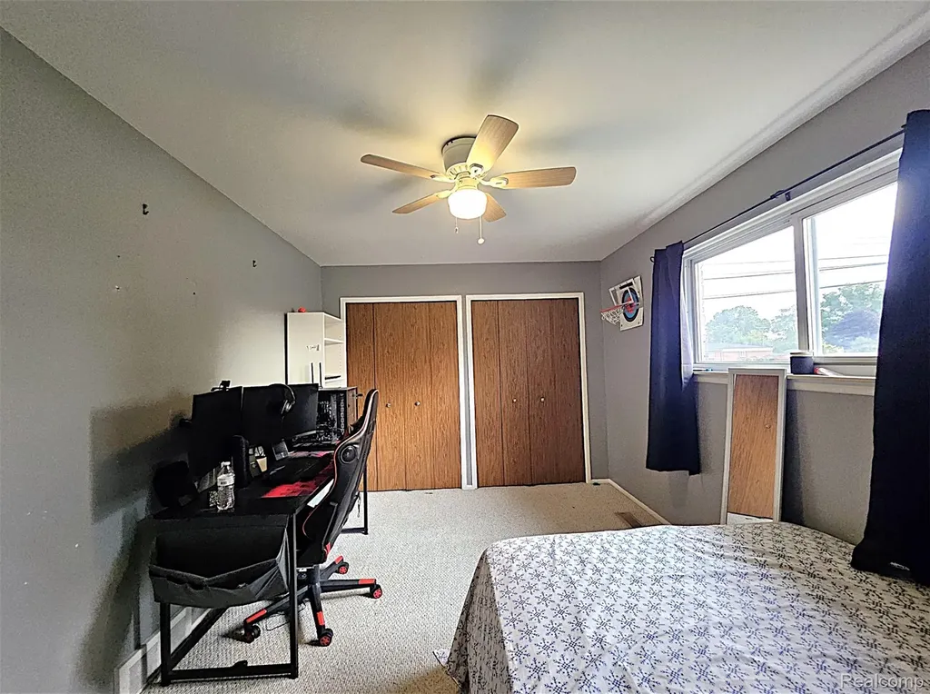29012 James Drive Warren City MI 48092