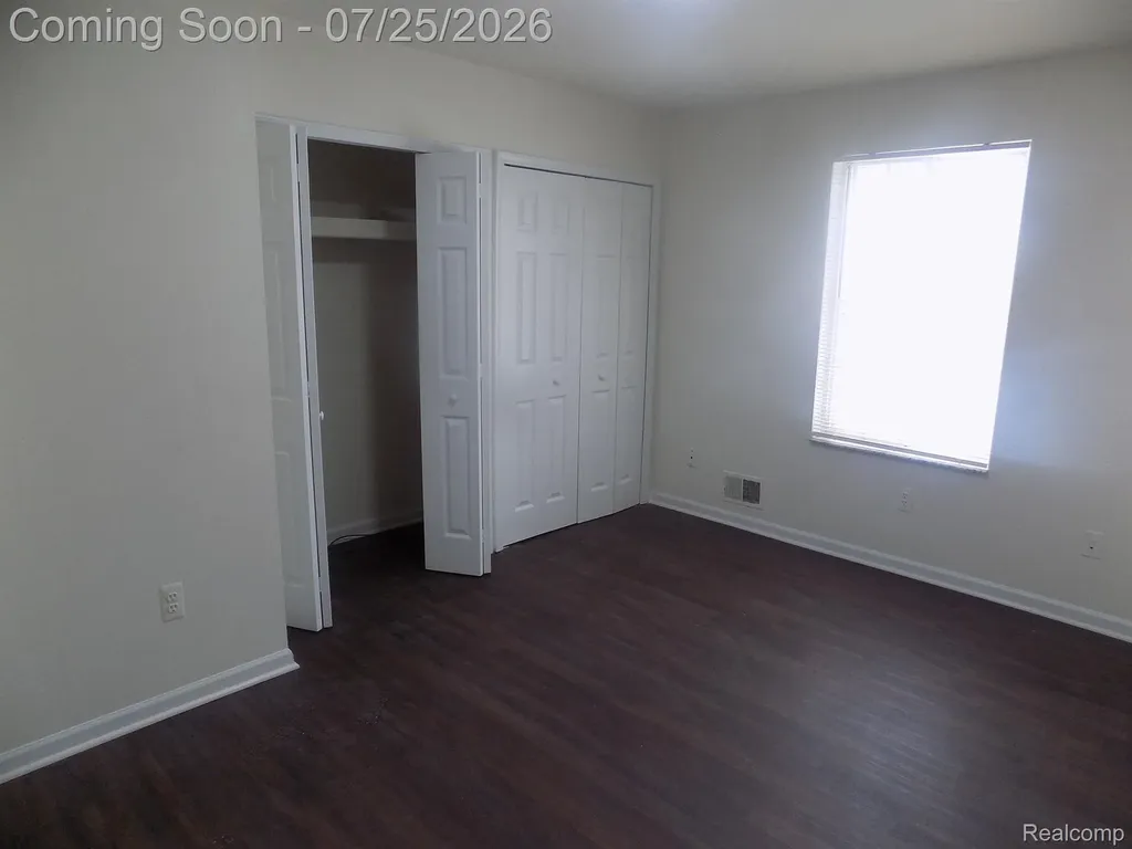 19121 Waldorf Street Roseville City MI 48066