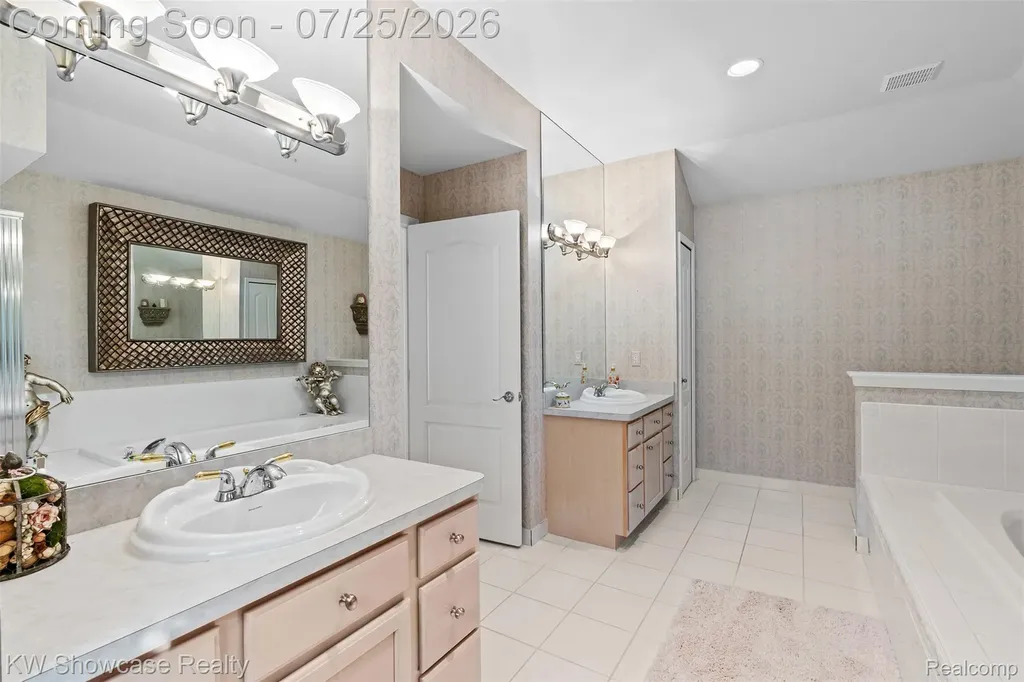 2955 Ivy Hill Drive Commerce Charter Township MI 48382
