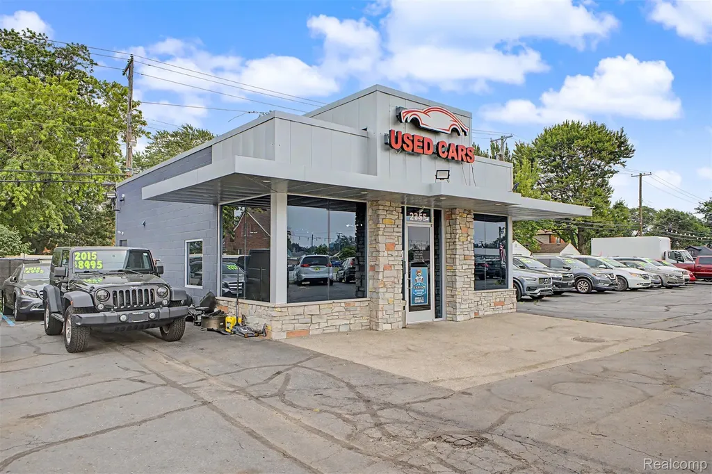 2355 Fort Street Wyandotte City MI 48192