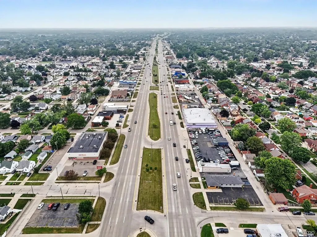 2355 Fort Street Wyandotte City MI 48192
