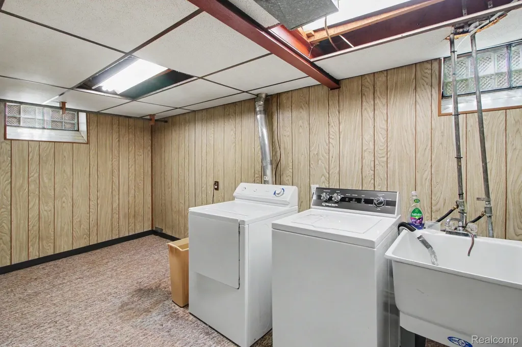 1395 Mayflower Avenue Lincoln Park City MI 48146