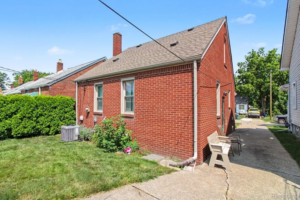 1395 Mayflower Avenue Lincoln Park City MI 48146
