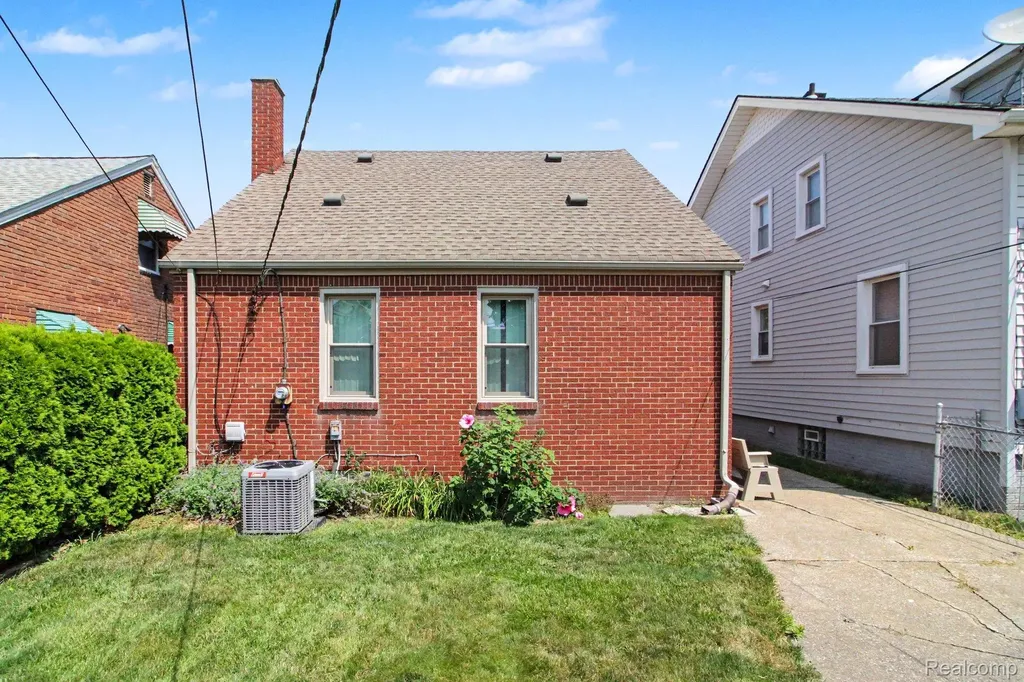 1395 Mayflower Avenue Lincoln Park City MI 48146