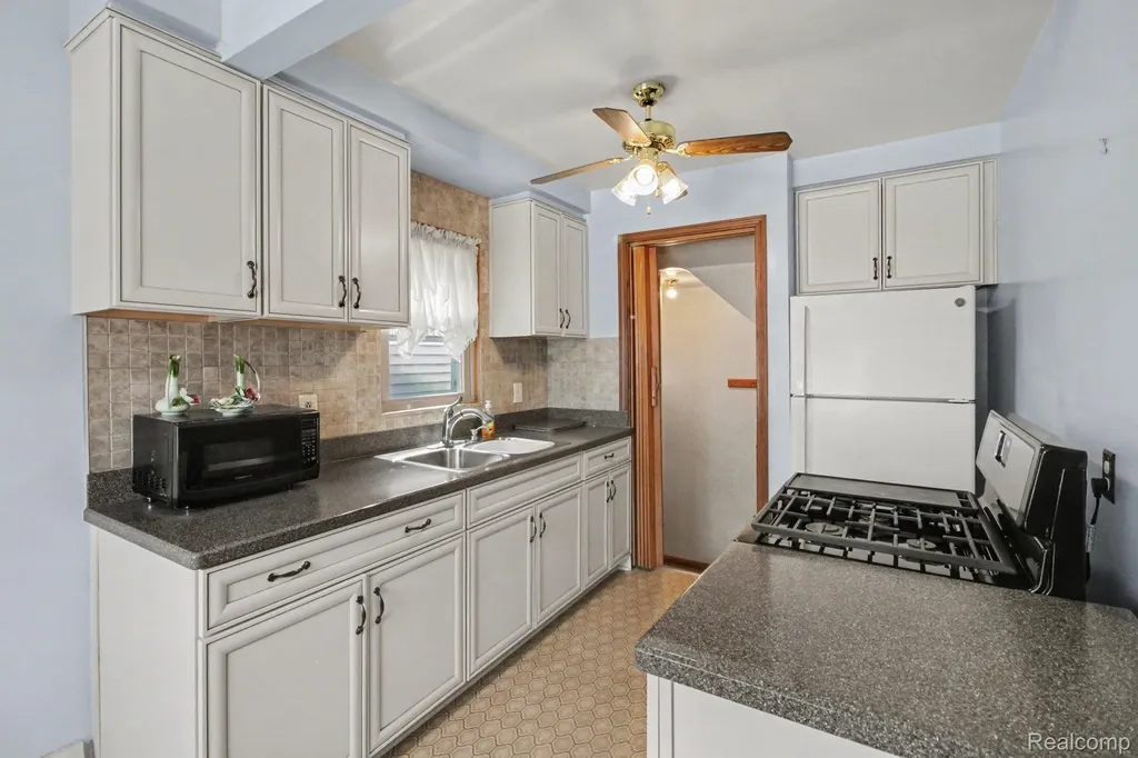 1395 Mayflower Avenue Lincoln Park City MI 48146