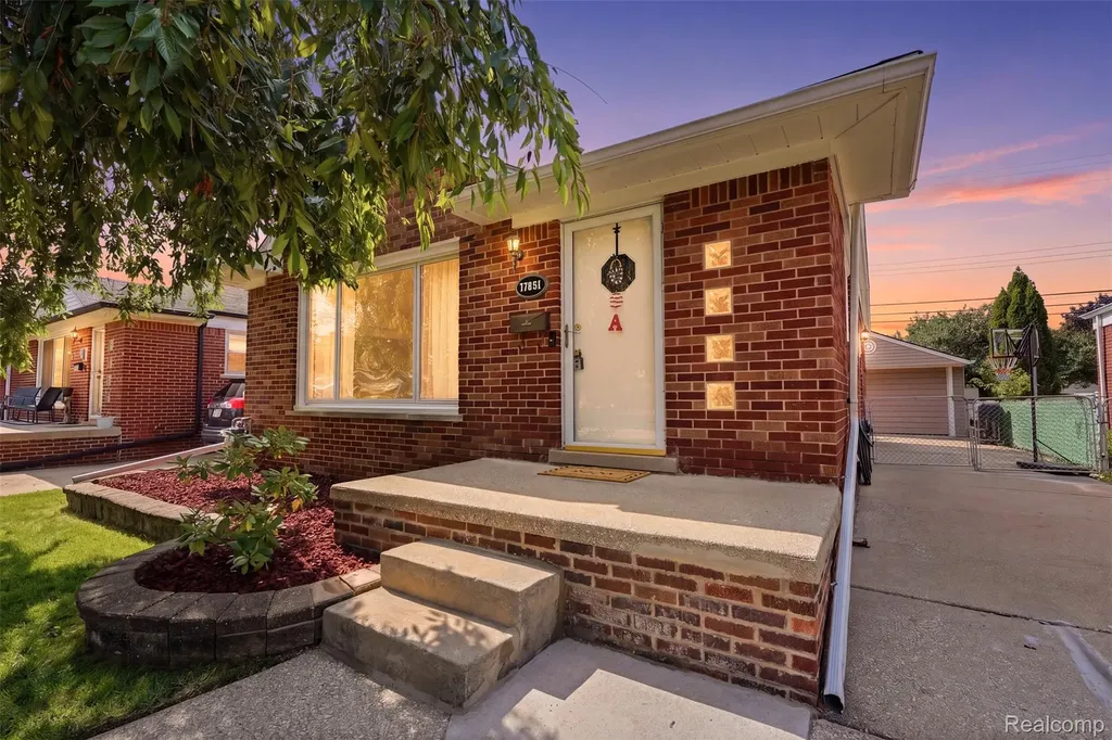 17451 Leslie Avenue Allen Park City MI 48101