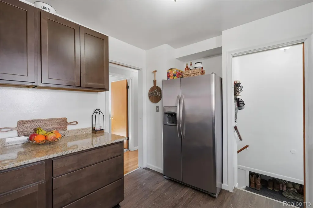 17451 Leslie Avenue Allen Park City MI 48101