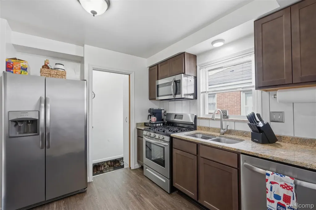 17451 Leslie Avenue Allen Park City MI 48101