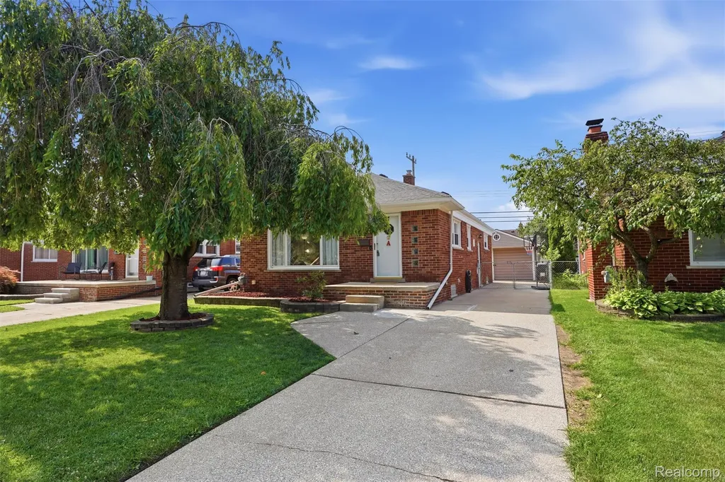 17451 Leslie Avenue Allen Park City MI 48101