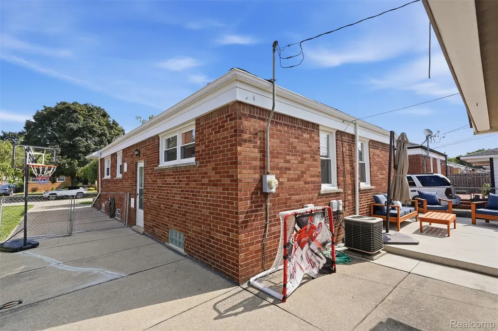 17451 Leslie Avenue Allen Park City MI 48101
