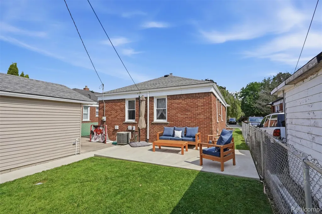17451 Leslie Avenue Allen Park City MI 48101