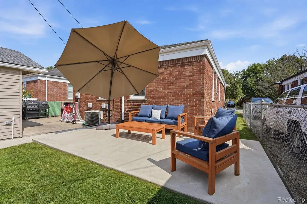 17451 Leslie Avenue Allen Park City MI 48101