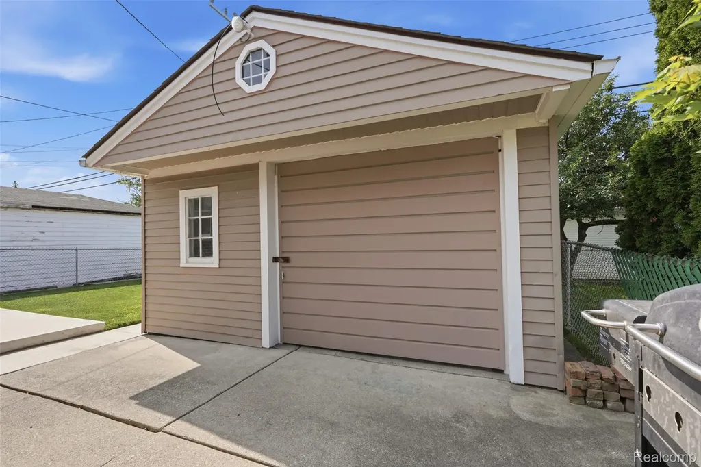 17451 Leslie Avenue Allen Park City MI 48101