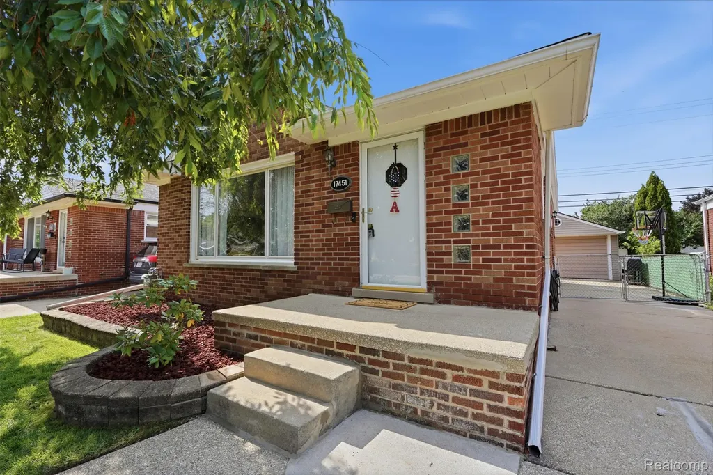 17451 Leslie Avenue Allen Park City MI 48101