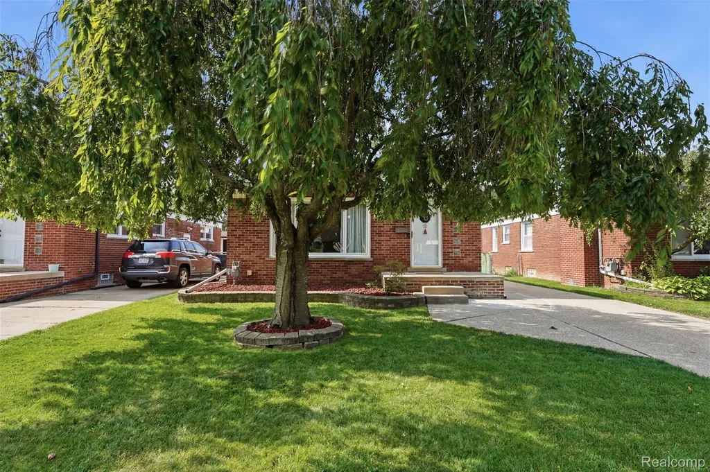 17451 Leslie Avenue Allen Park City MI 48101