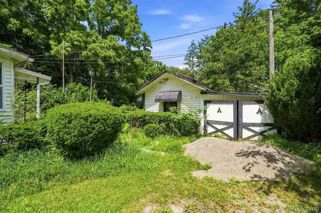 6681 6 Mile Road Salem Township MI 48168