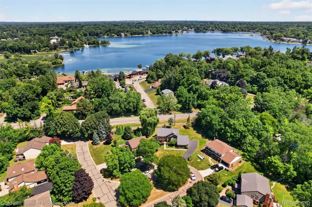 2932 Constitution Court West Bloomfield Charter Township MI 48322