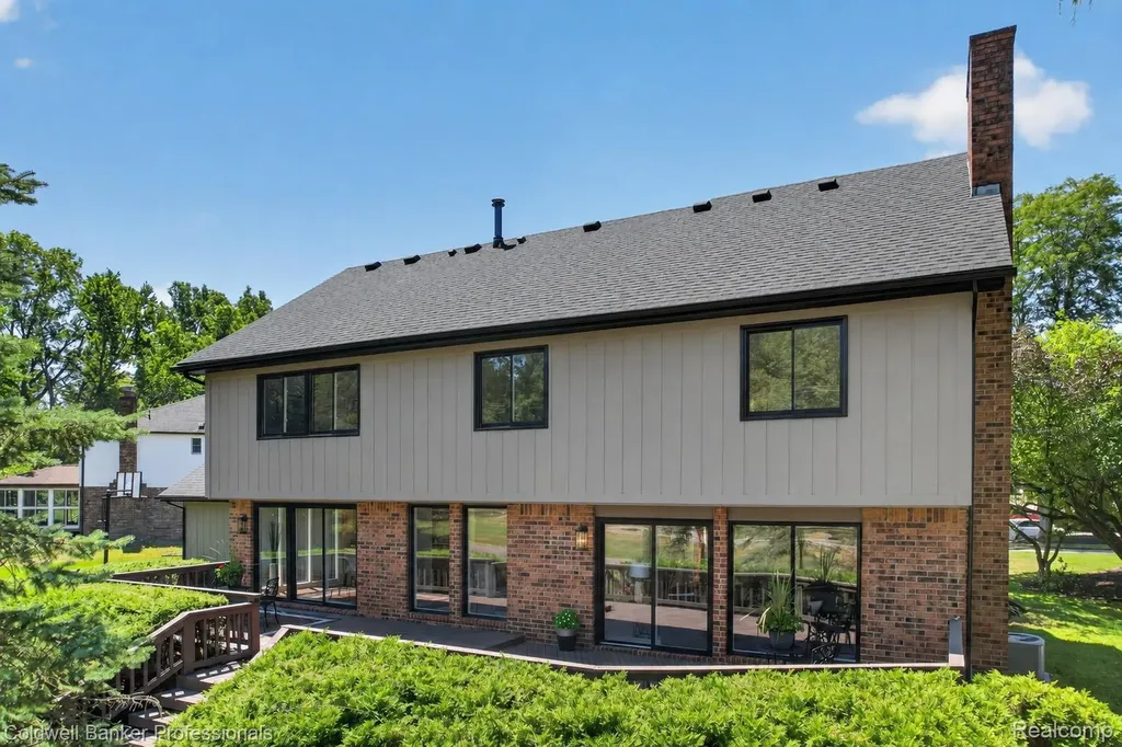 2932 Constitution Court West Bloomfield Charter Township MI 48322