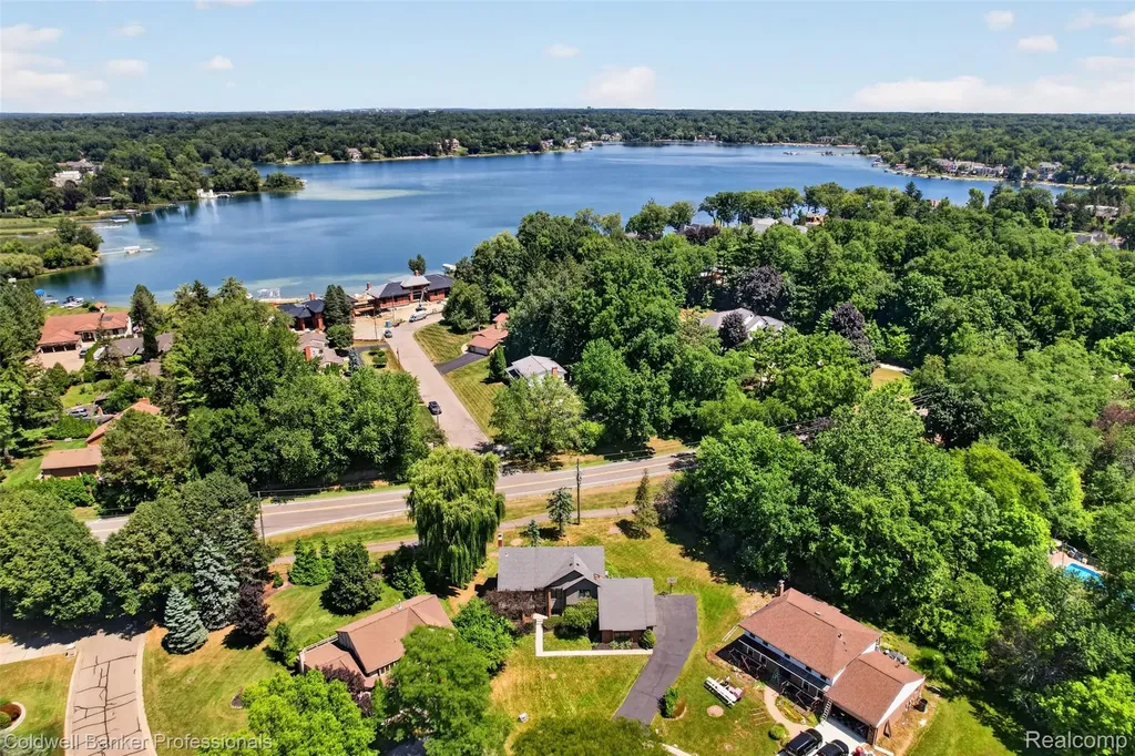 2932 Constitution Court West Bloomfield Charter Township MI 48322
