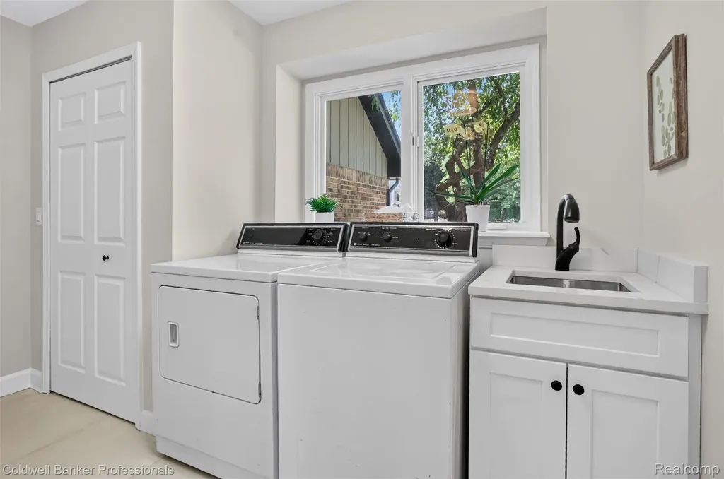 2932 Constitution Court West Bloomfield Charter Township MI 48322