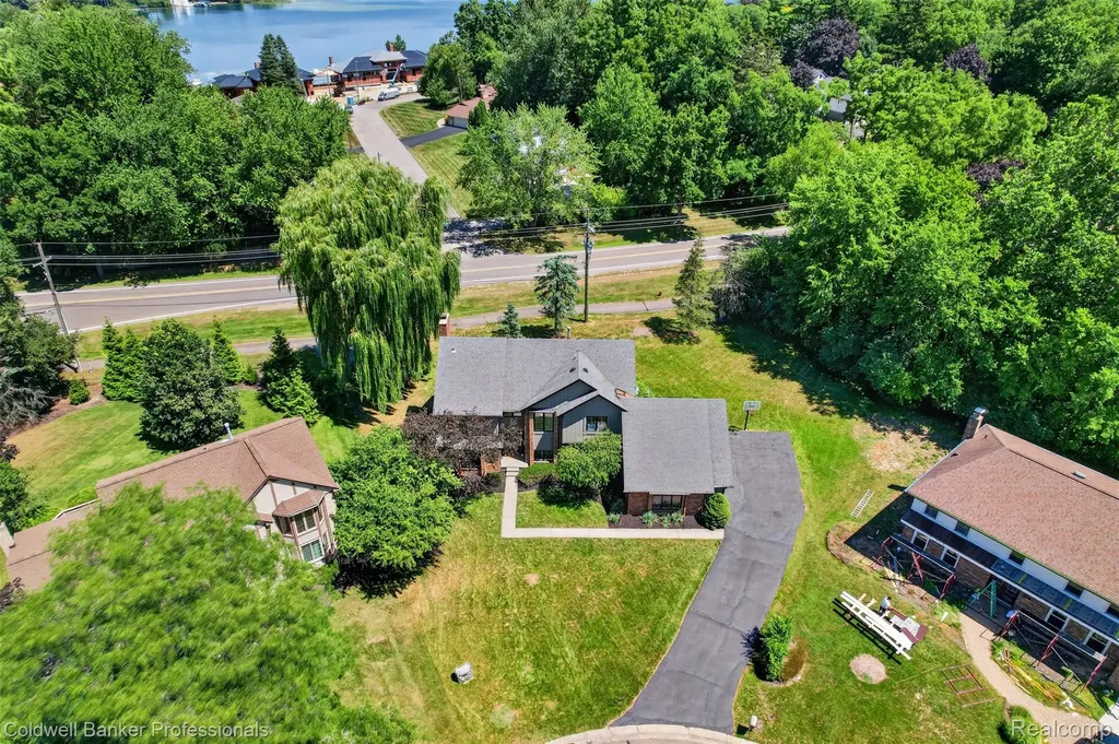 2932 Constitution Court West Bloomfield Charter Township MI 48322