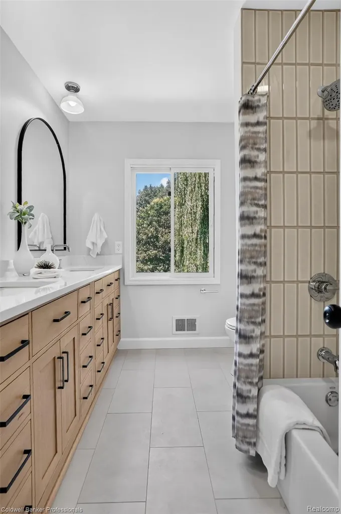2932 Constitution Court West Bloomfield Charter Township MI 48322