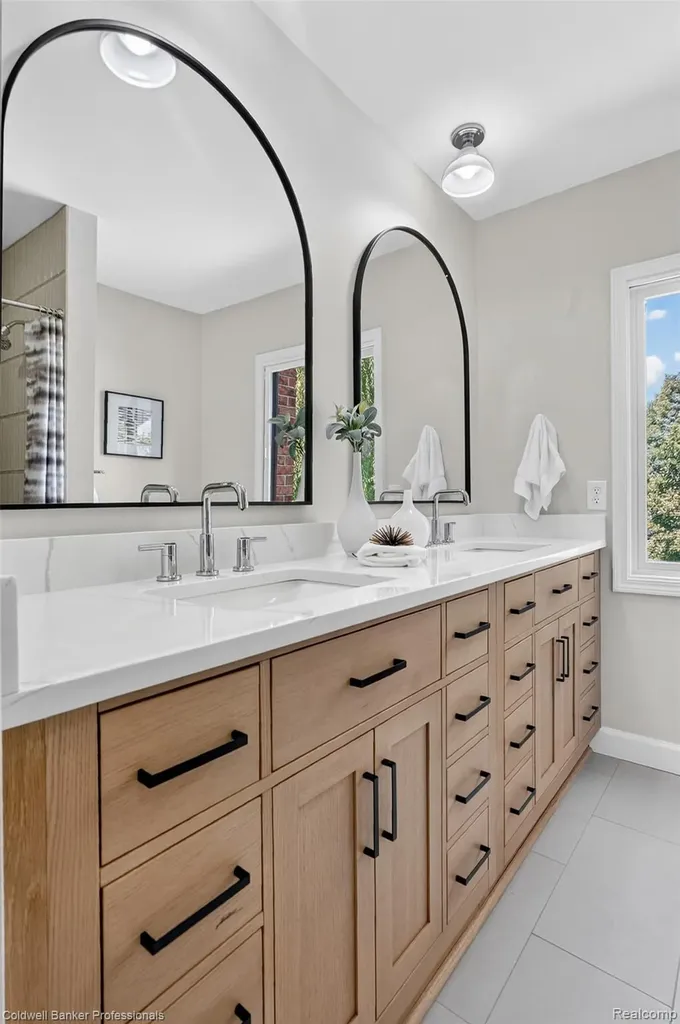 2932 Constitution Court West Bloomfield Charter Township MI 48322