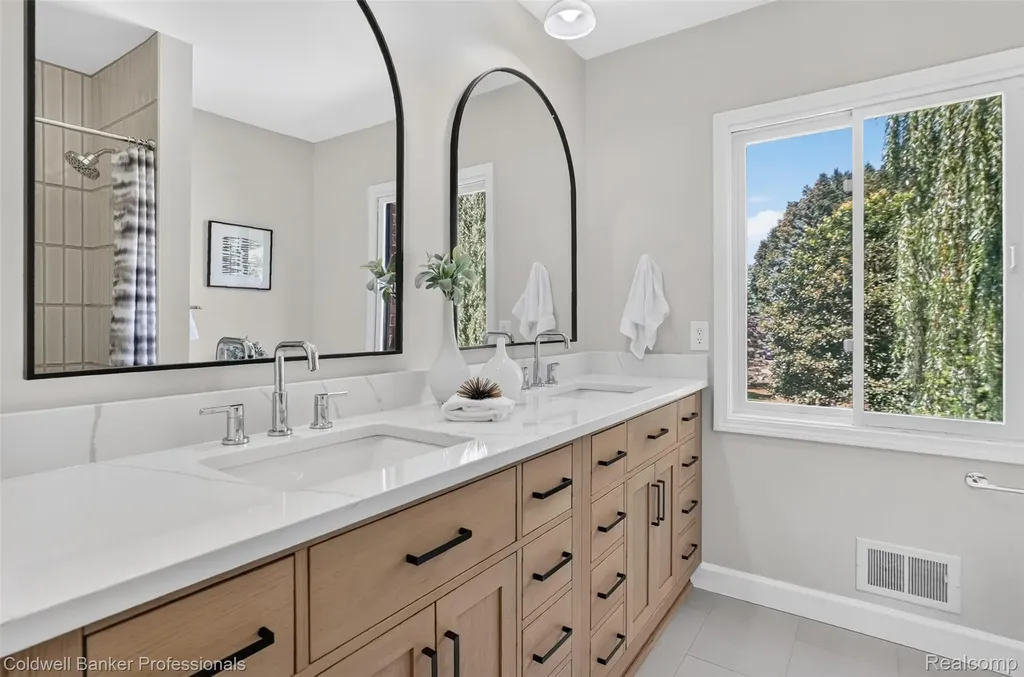 2932 Constitution Court West Bloomfield Charter Township MI 48322