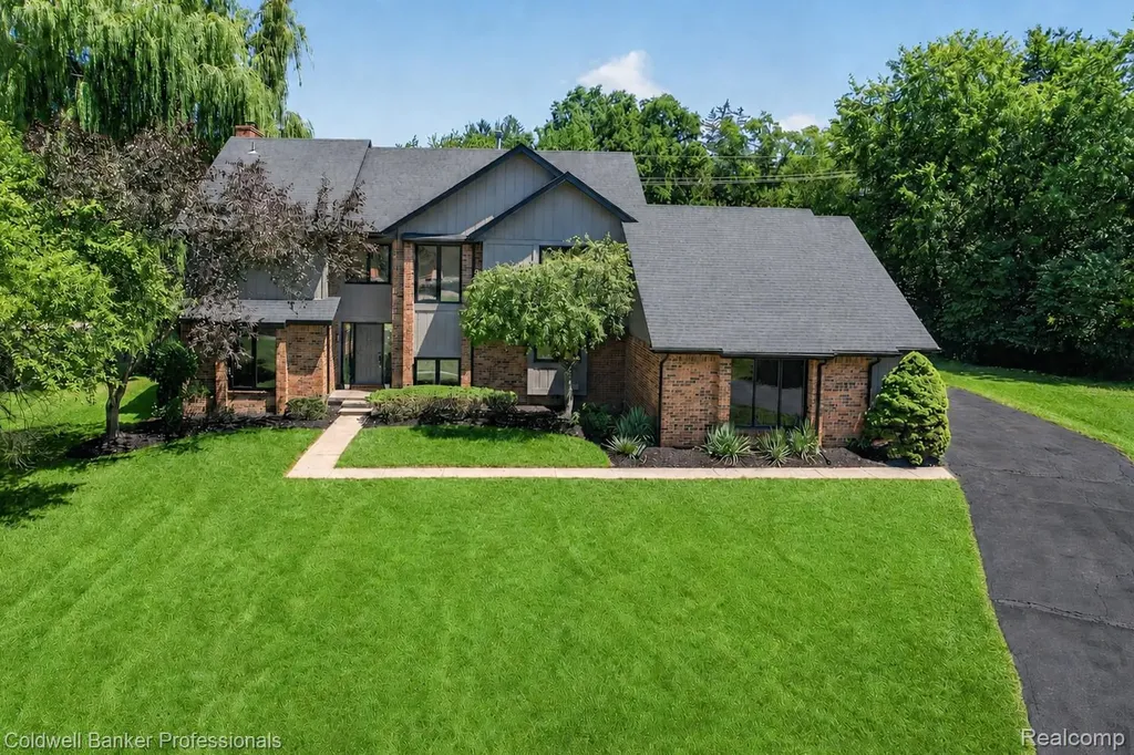 2932 Constitution Court West Bloomfield Charter Township MI 48322