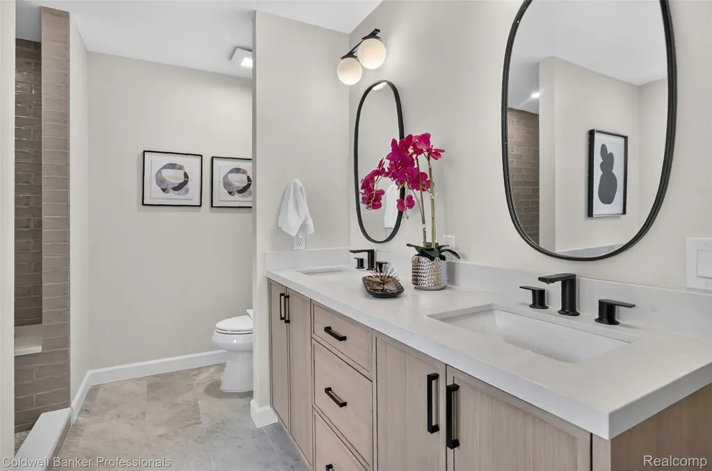 2932 Constitution Court West Bloomfield Charter Township MI 48322