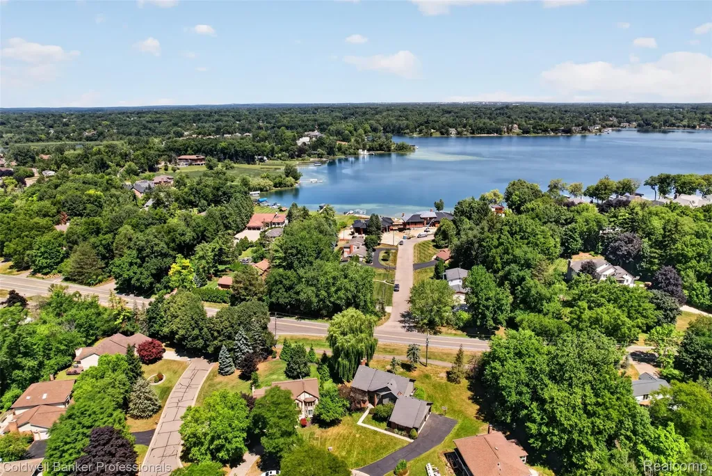 2932 Constitution Court West Bloomfield Charter Township MI 48322