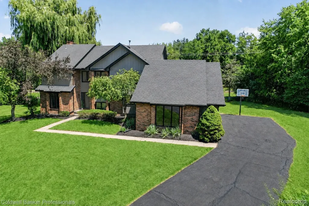2932 Constitution Court West Bloomfield Charter Township MI 48322