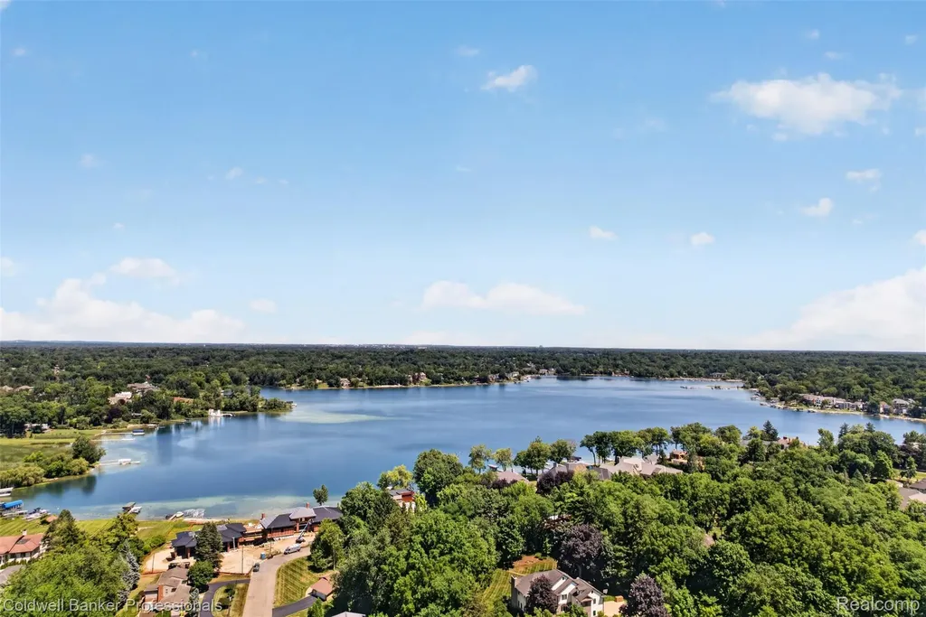 2932 Constitution Court West Bloomfield Charter Township MI 48322