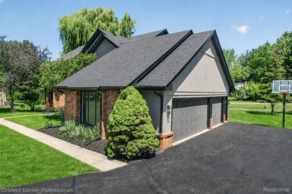 2932 Constitution Court West Bloomfield Charter Township MI 48322